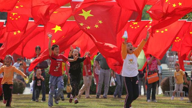 长款白衬衣搭配牛仔短裤，这样时尚大气的搭配，你喜欢吗？